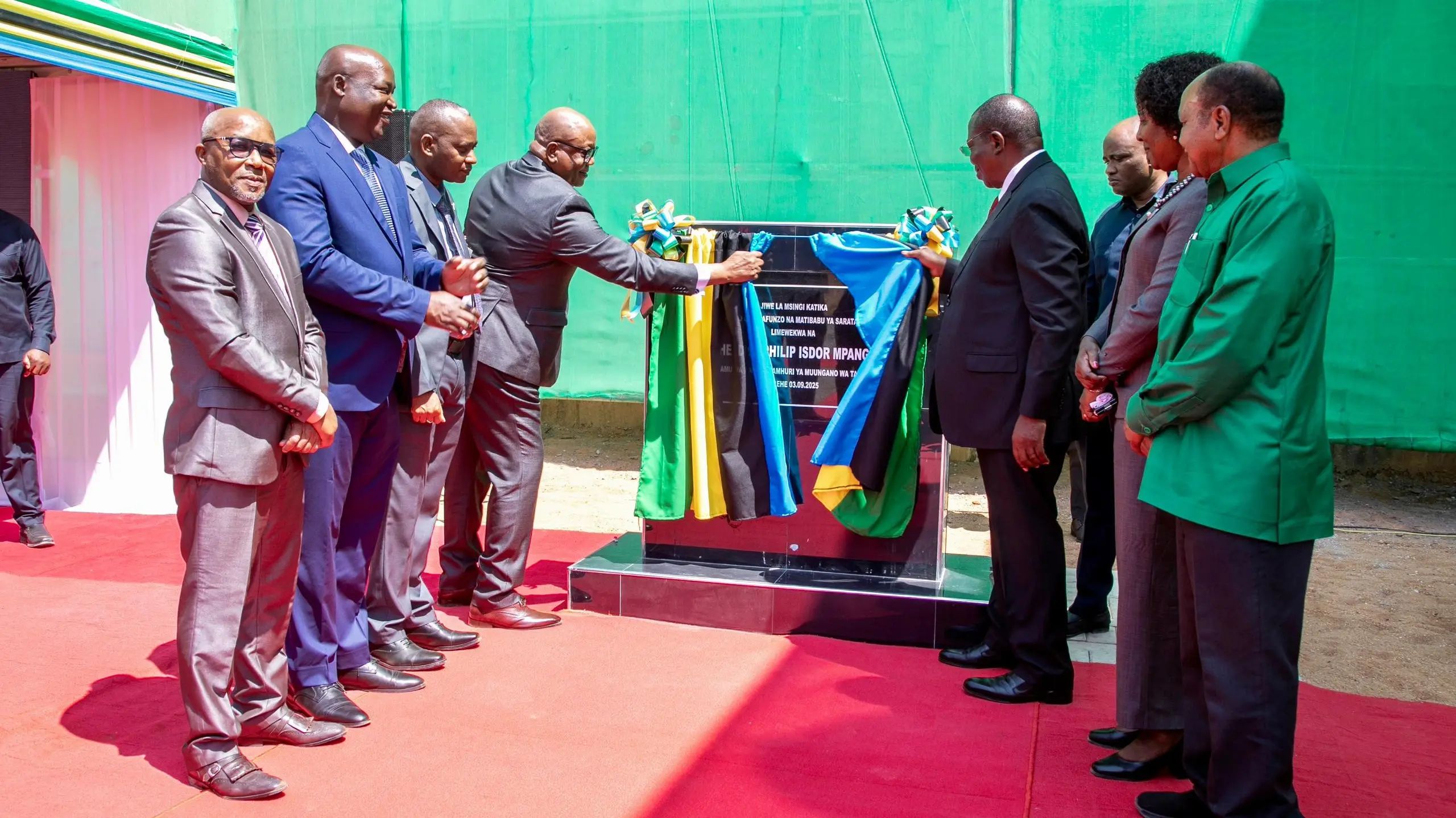 Makamu wa Rais Dkt. Philip Mpango akiweka jiwe la msingi mra ...