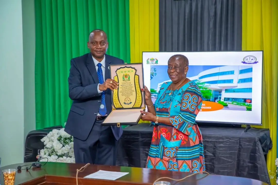 Mhe. Mama Anna Mkapa atembelea BMH, BMH yakabidhi Tuzo kutam ...