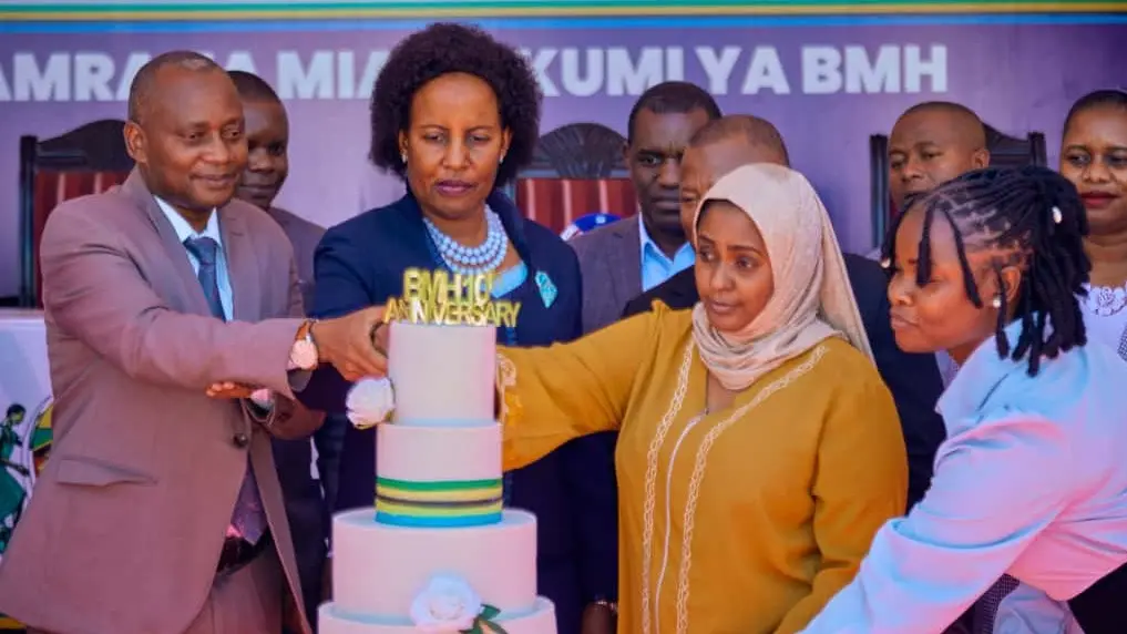 Mkuu wa Mkoa wa Dodoma Mhe. Rosemary Senyamule akikata  keki ...