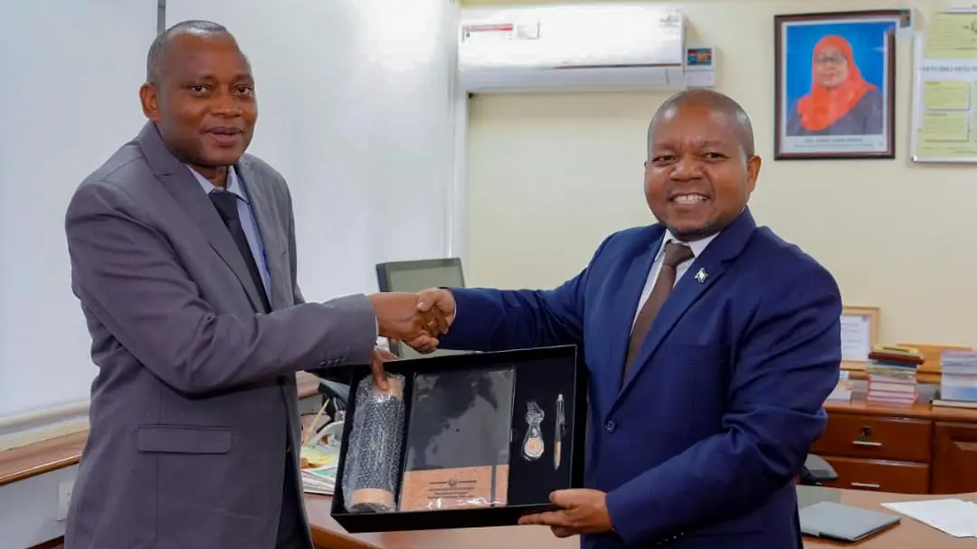 Kamishna Mkuu Mwenda wa TRA na Mkurugenzi  Mtendaji wa BMH P ...