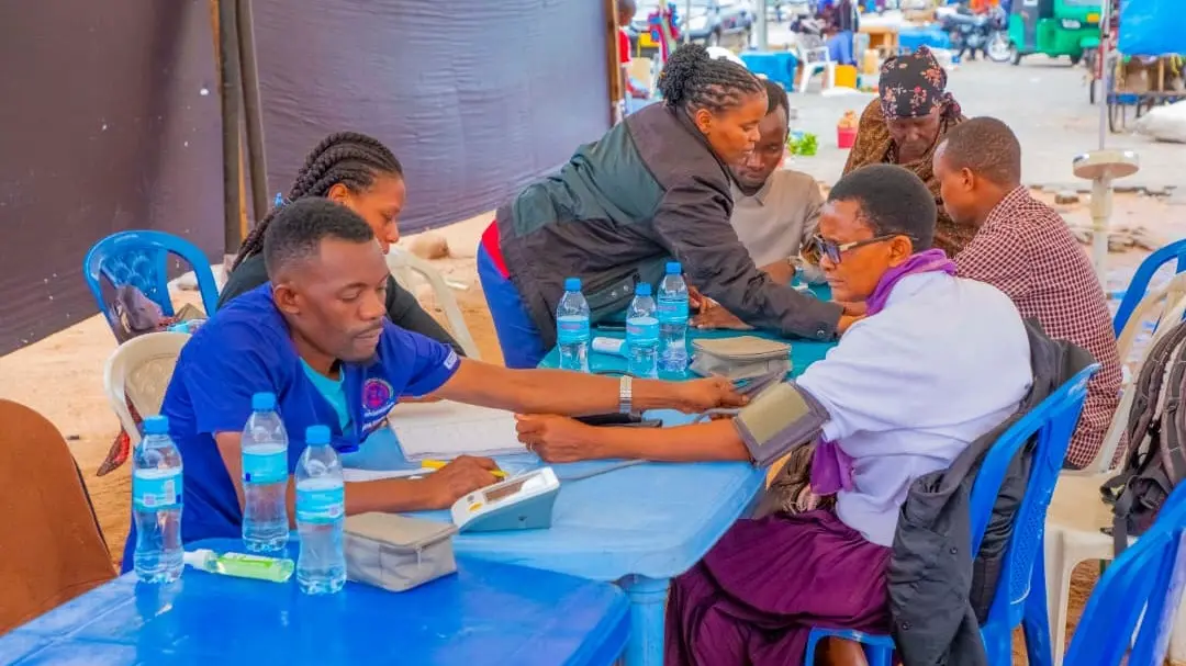 BMH KWA KUSHIRIKIANA NA TAASISI YA AFYACHECK WAPELEKA HUDUMA ZA UCHUNGUZI NA MATIBABU KWENYE SOKO LA MACHINGA BAHI ROAD DODOMA