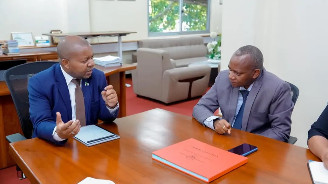 KAMISHNA MKUU MWENDA WA TRA NA MKURUGENZI  MTENDAJI WA BMH PROF. MAKUBI WAKUTANA NA KUFAMYA MAZUNGUMZO