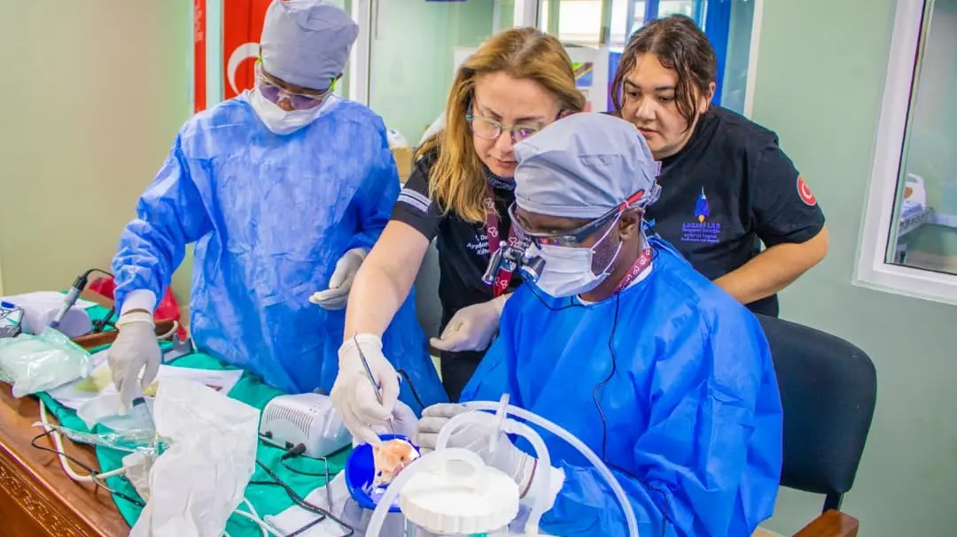 HOSPITALI YA BENJAMIN MKAPA KWA KUSHIRIKIANA NA MADAKTARI BINGWA KUTOKA NCHINI UTURUKI WAENDESHA MAFUNZO YA KIBOBEZI YA UPASUAJI MASIKIO