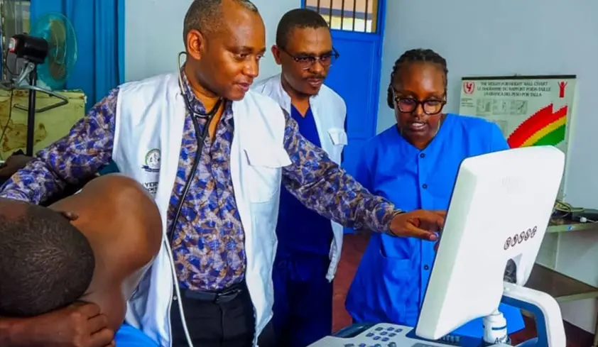 PROF. ABEL MAKUBI AWAONGOZA MADAKTARI BINGWA WA BMH KUWAHUDUMIA WANANCHI WA BUJUMBURA - BURUNDI.